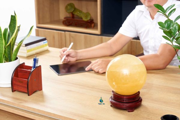 quả cầu đá phong thủy mệnh Thổ trong môi trường làm việc