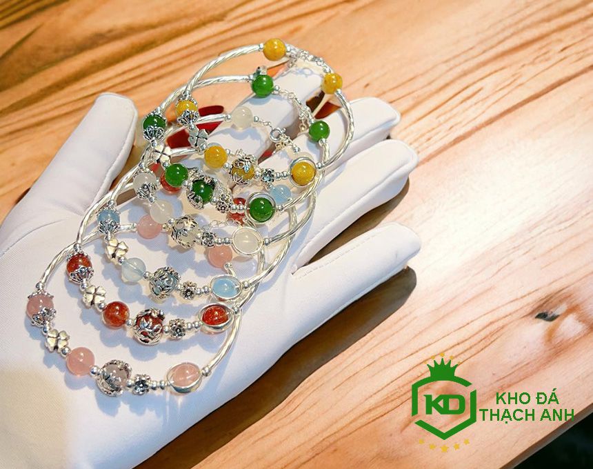 5 Màu Sắc Vòng Đá Phong Thuỷ: Ý Nghĩa và Lợi Ích Tuyệt Vời Cho Cuộc Sống