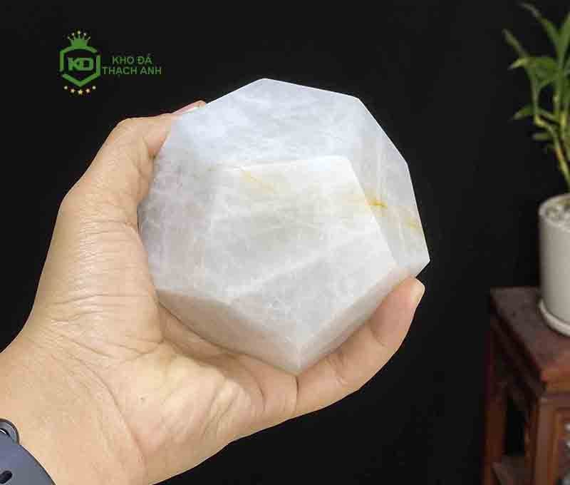 Khám Phá Ý Nghĩa Phong Thuỷ của Quả Cầu Đá 12 Mặt và Cách Sử Dụng Chúng